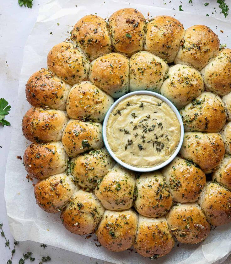 Rosmarinbrot mit Zwiebelkäse dip